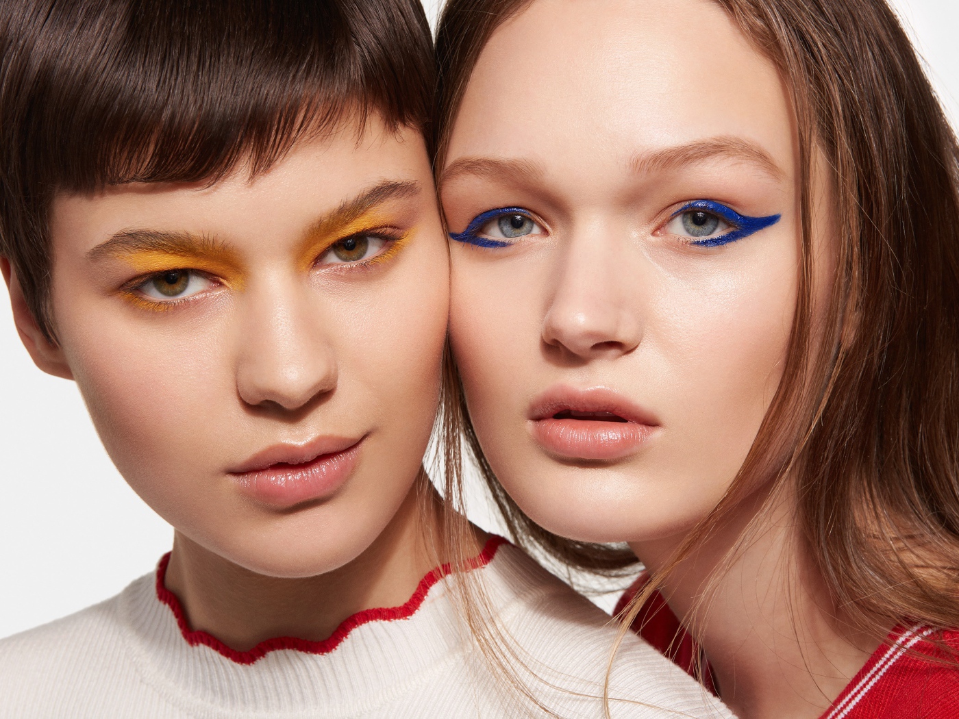 Две красивые девушки подруги с ярким макияжем