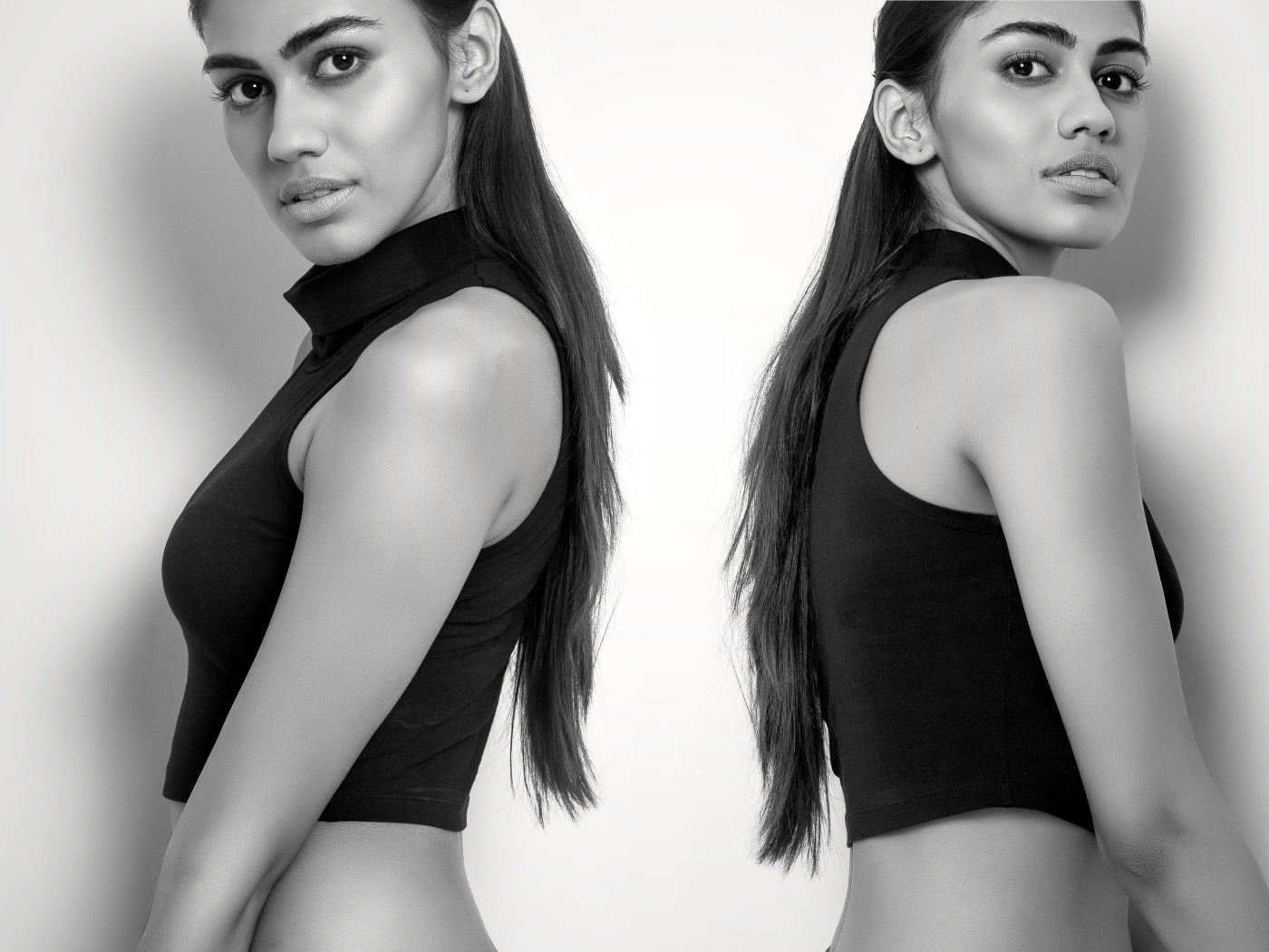 Две девушки сестры - близняшки черно -белое фото 