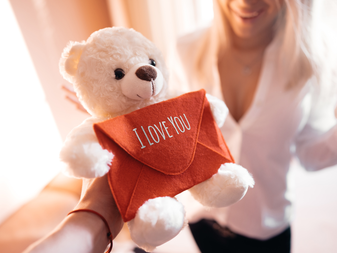 Белый меховой медвежонок в подарок для девушки 