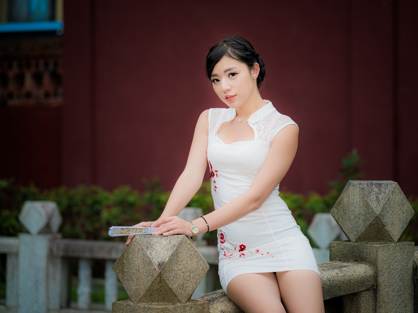 Молодая девушка азиатка в белом платье 