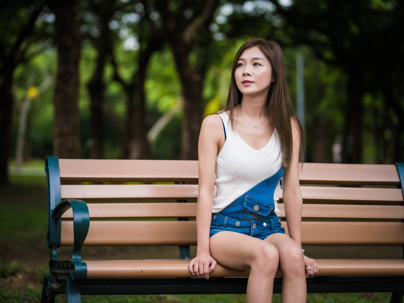 Young Asian girl sitting in a park on a bench Desktop wallpapers 1400x1050