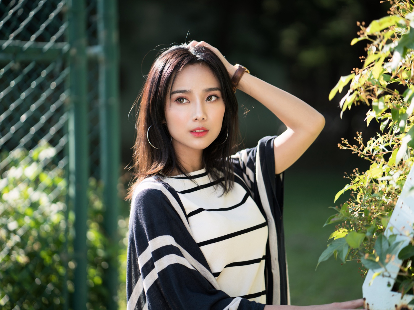 Молодая девушка азиатка с часами на руке