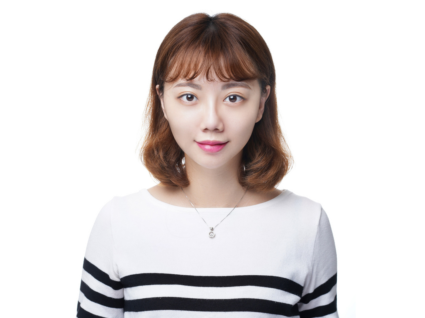 Молодая азиатка в свитере на белом фоне