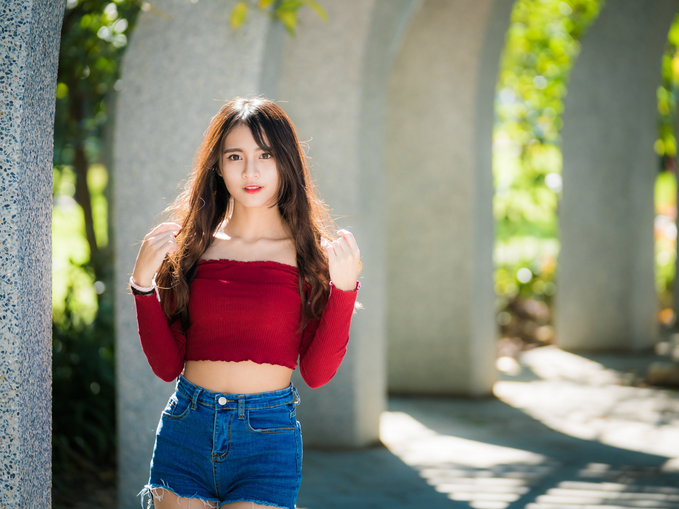 Молодая азиатка с коротких джинсовых шортах