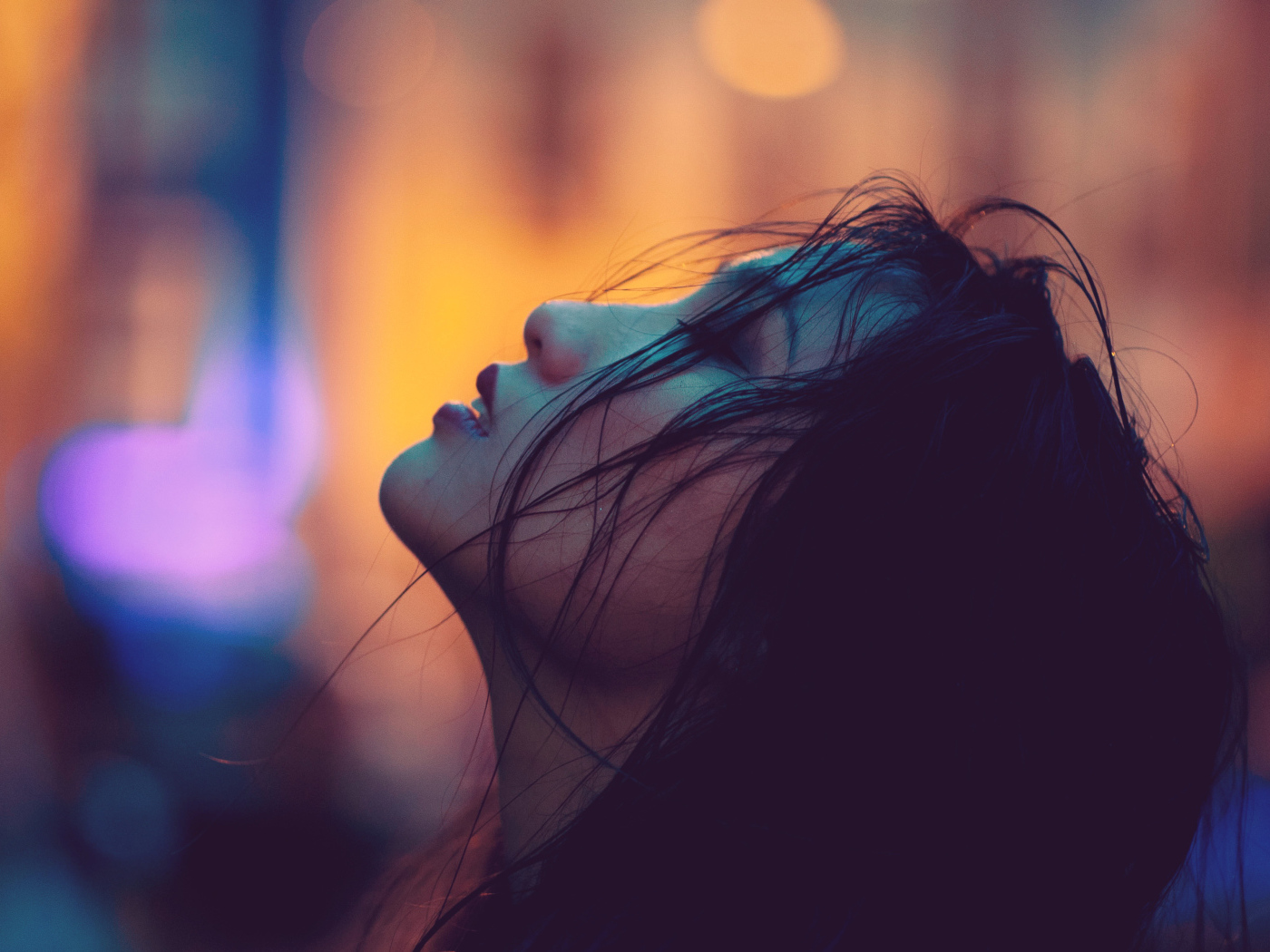 Молодая азиатка с закрытыми глазами с волосами на лице