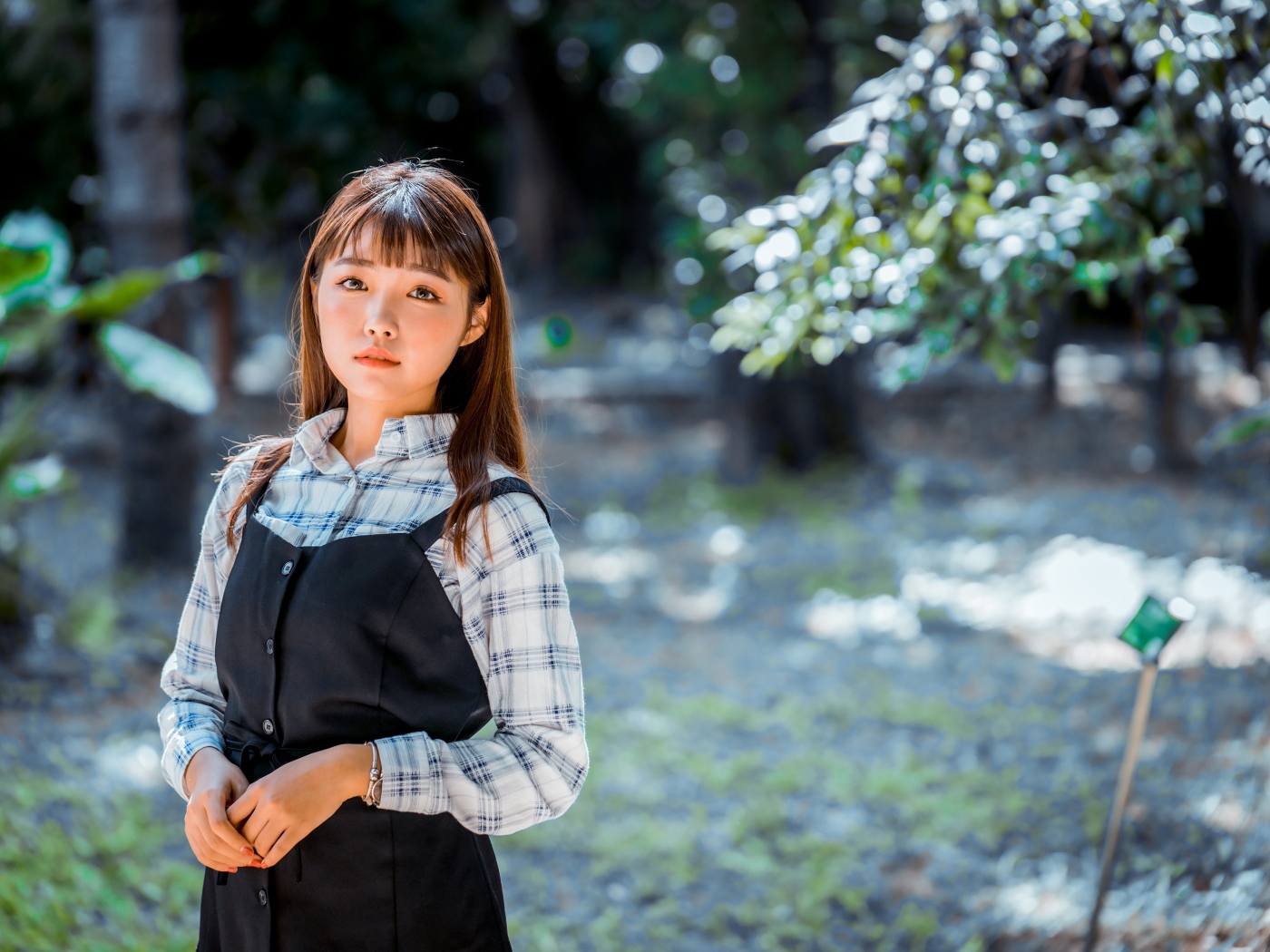 Молодая девушка в черном сарафане и рубашке 