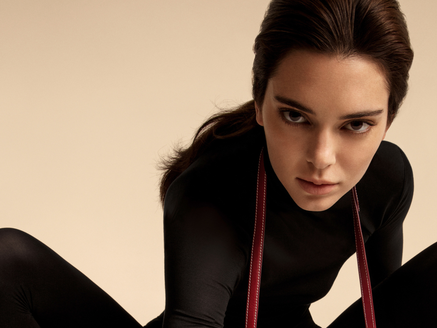 Американская супермодель Кендалл Дженнер в черном костюме