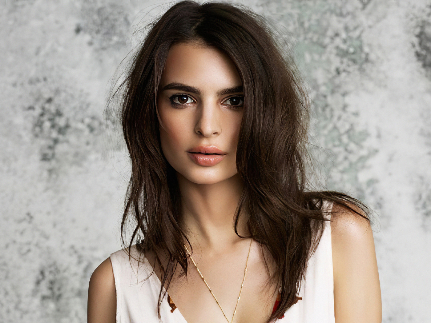 Красивая девушка модель Эмили Ратаковски на сером фоне