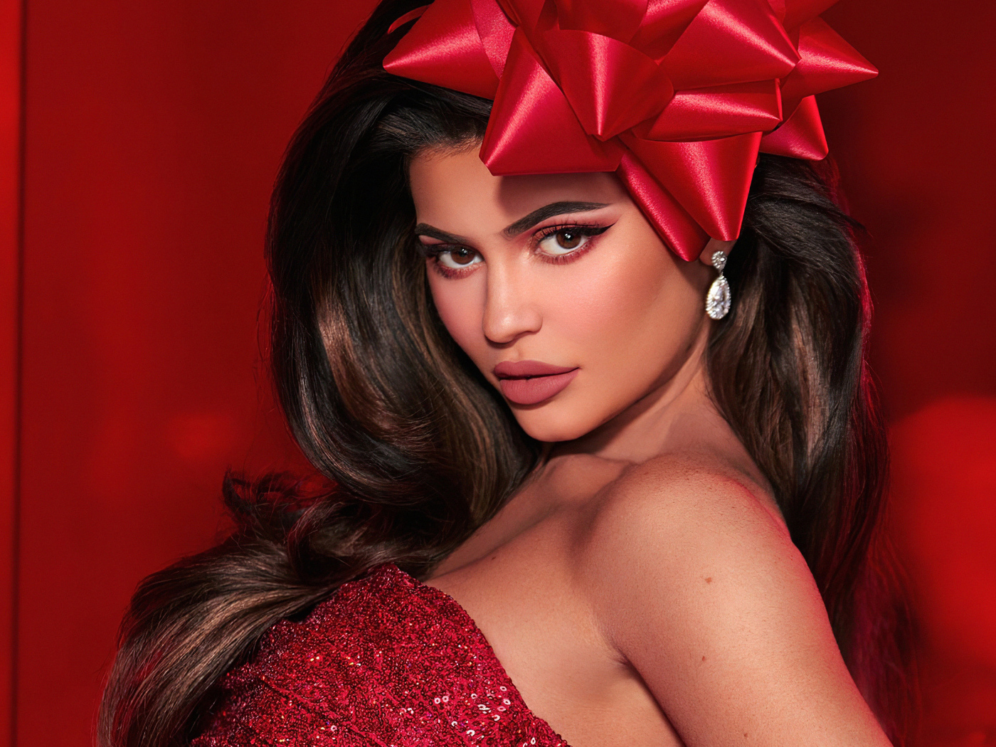Яркая модель Кайли Дженнер с красным бантом на голове
