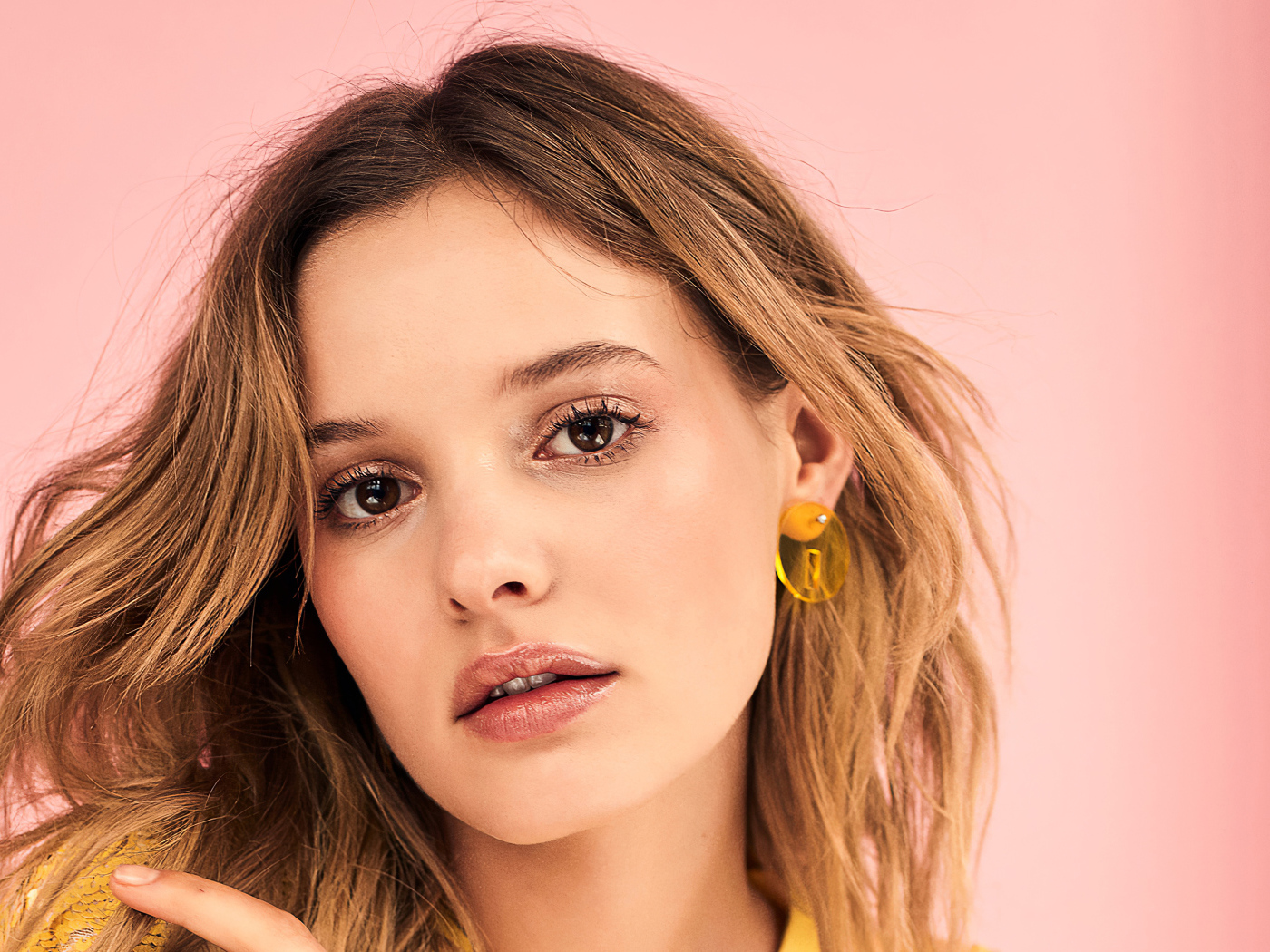 Модель Пейдж Рейфлер на розовом фоне