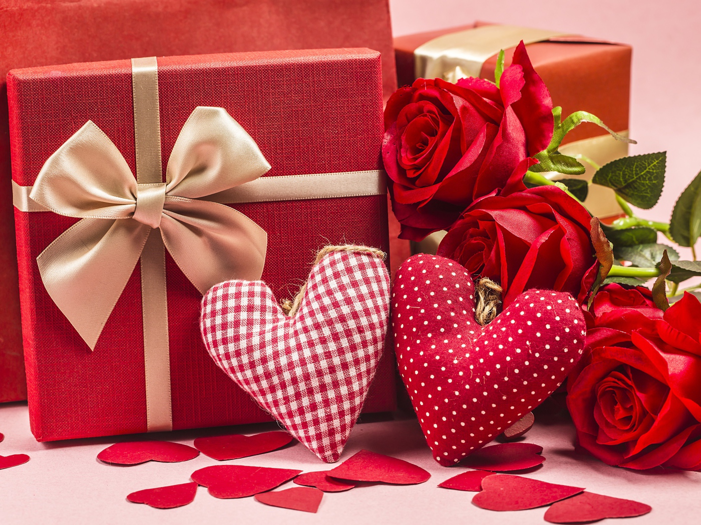 Два подарка с красными розами и тканевыми сердечками