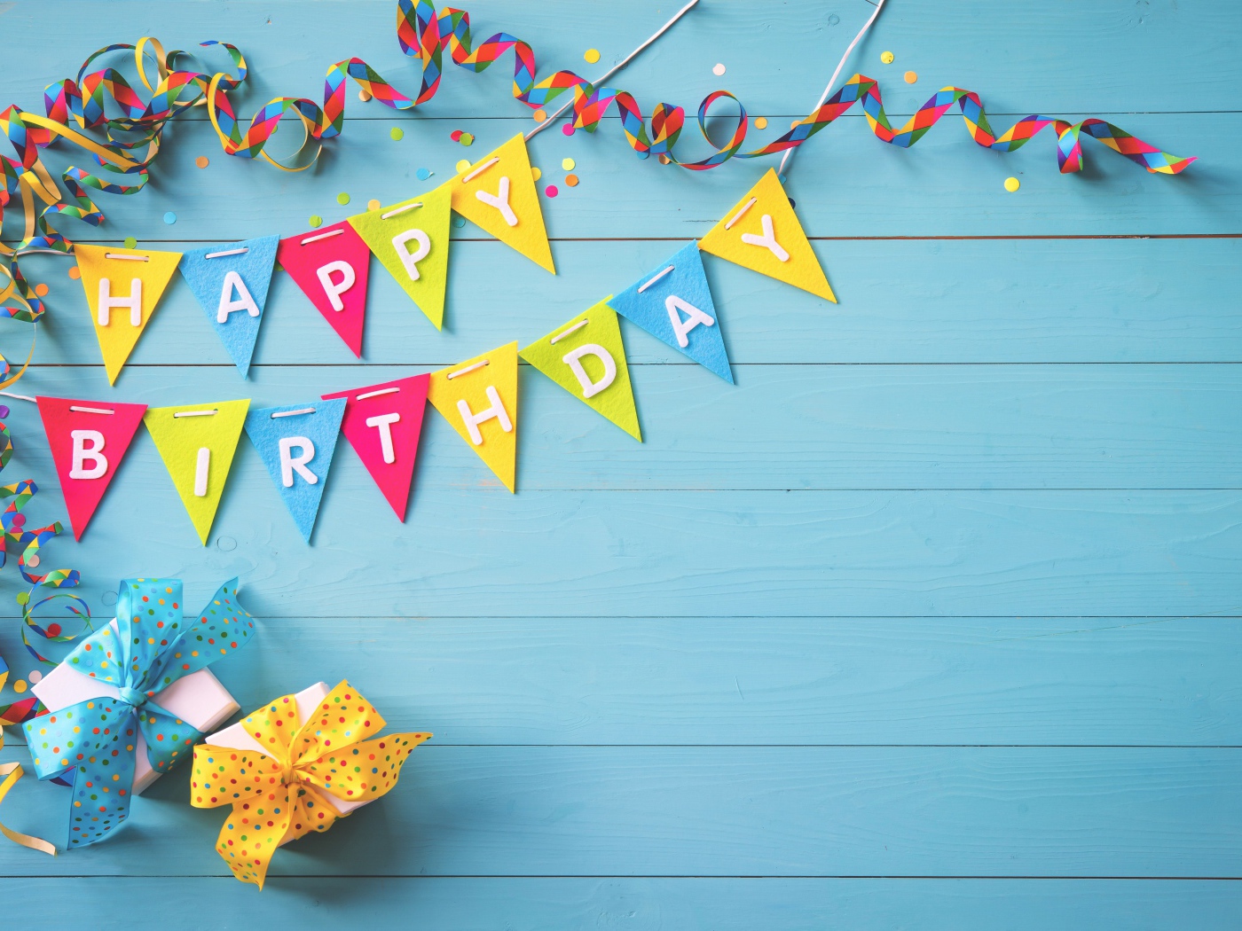 Флажки из бумаги и подарки на День Рождения