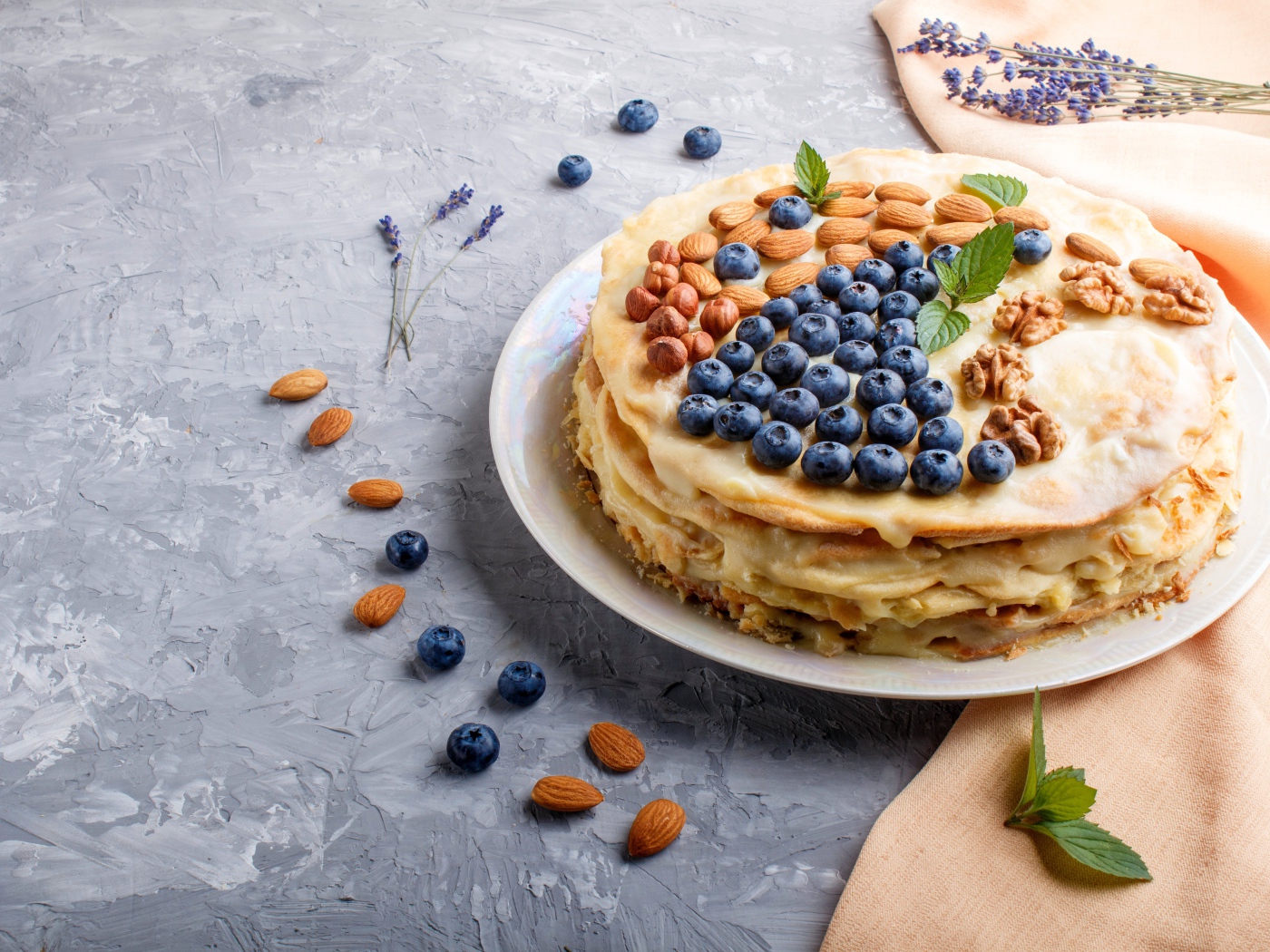 Торт из блинов с орехами и ягодами черники на Масленицу 2020