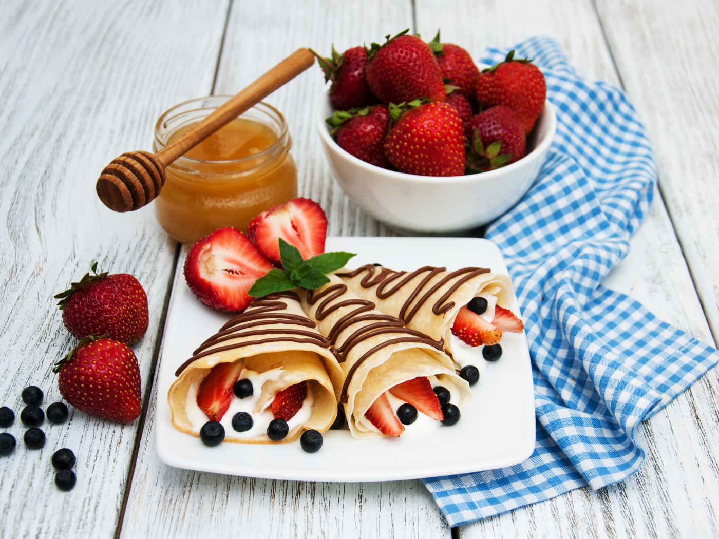 Блины со сметаной, ягодами черники и клубники на Масленицу