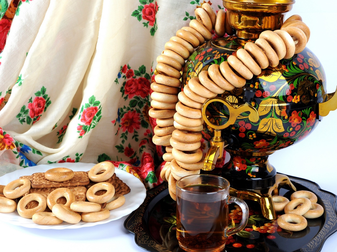 Самовар на столе с баранками и печеньем  на праздник Масленица 2020