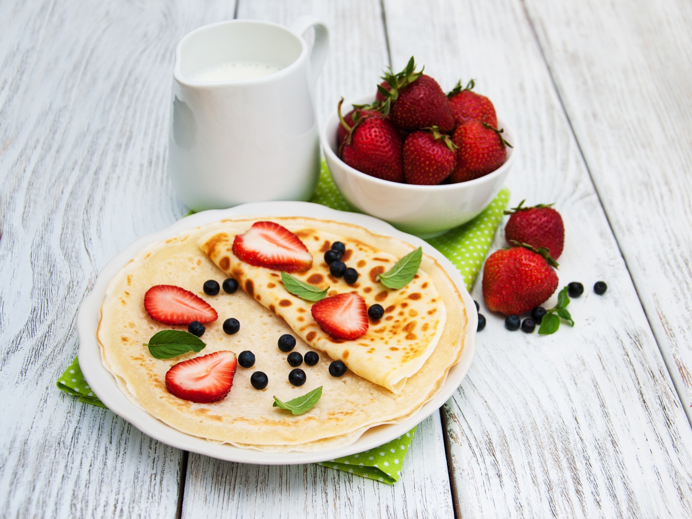 Тонкие блины с ягодами черники и клубники на праздник Масленица 2020