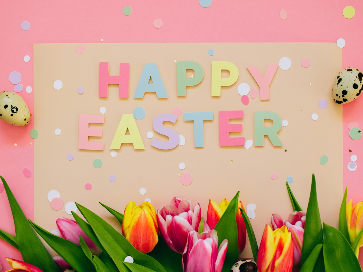 Надпись Счастливой Пасхи на столе с тюльпанами