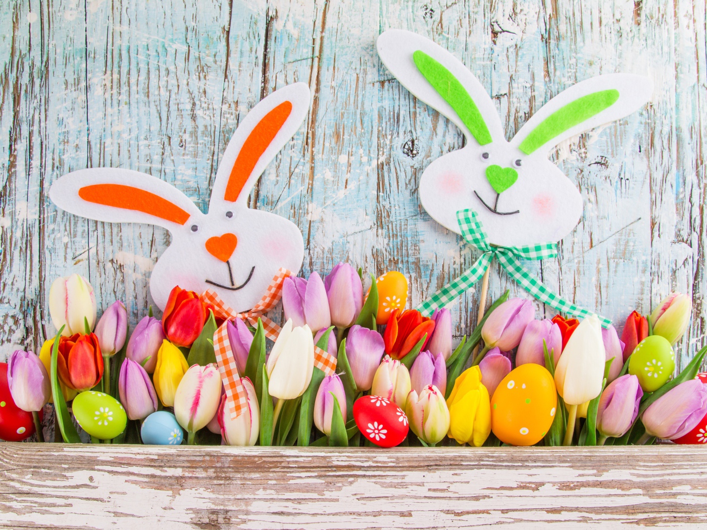 Тюльпаны, крашеные яйца и зайцы декор на праздник Пасха