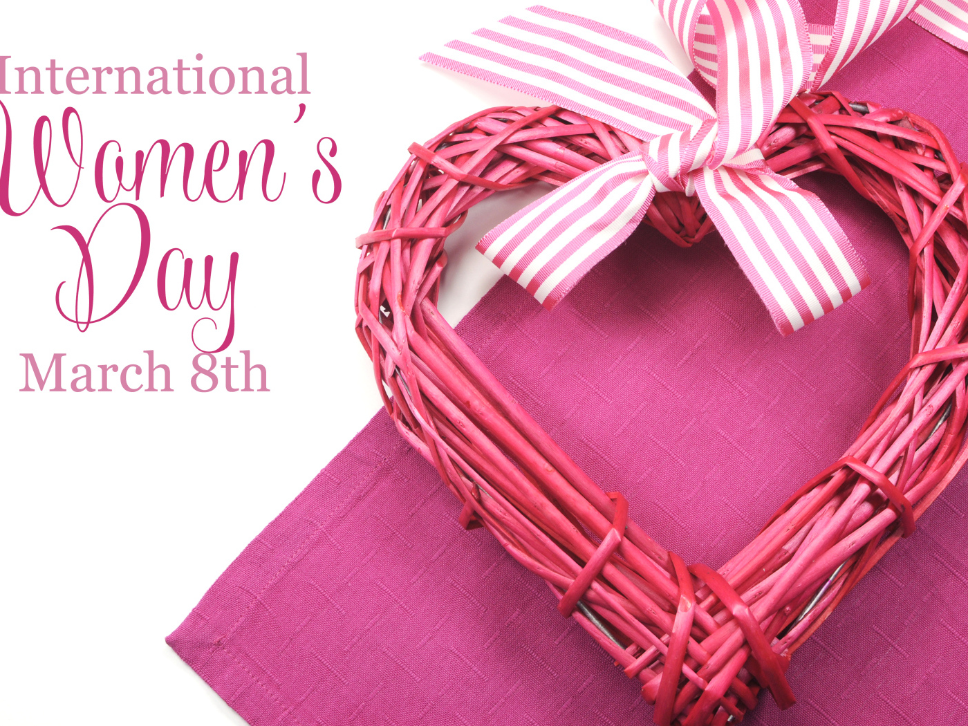 Плетеное розовое сердце на Международный женский день 8 марта