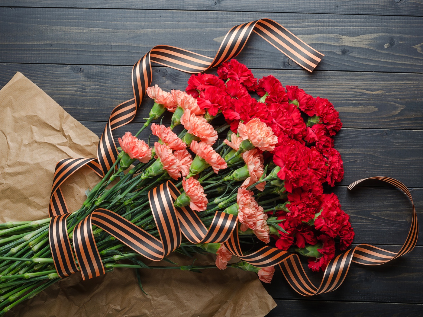 Букет гвоздик с георгиевской лентой на День Победы 9 мая 