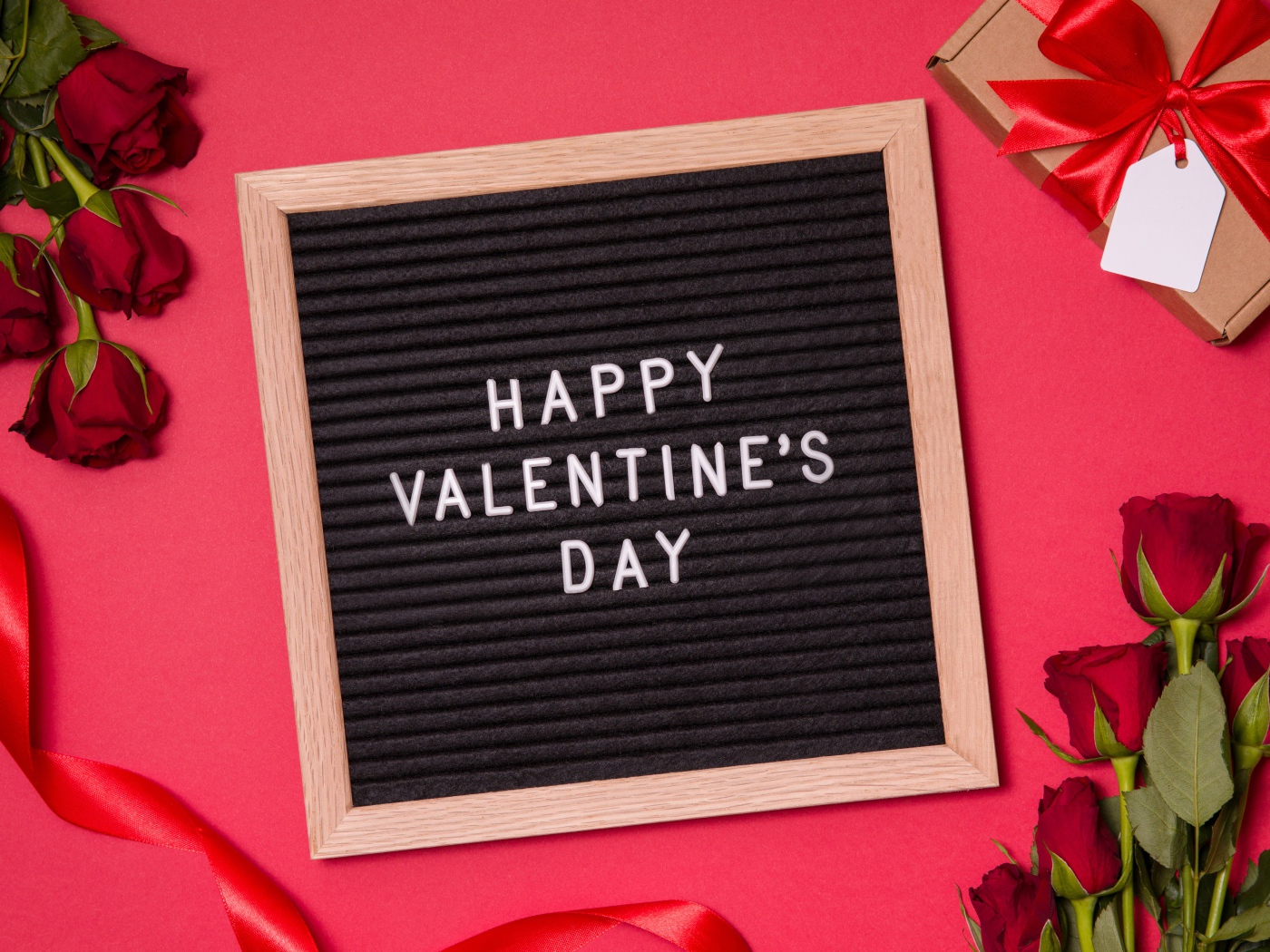 Красные розы и подарок на День Святого Валентина