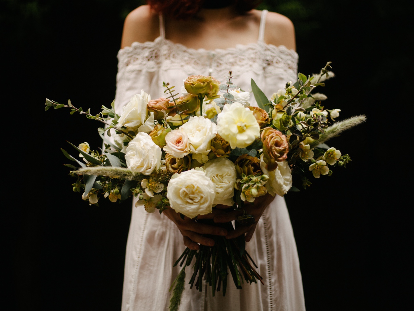 Красивый букет у девушки невесты на черном фоне 