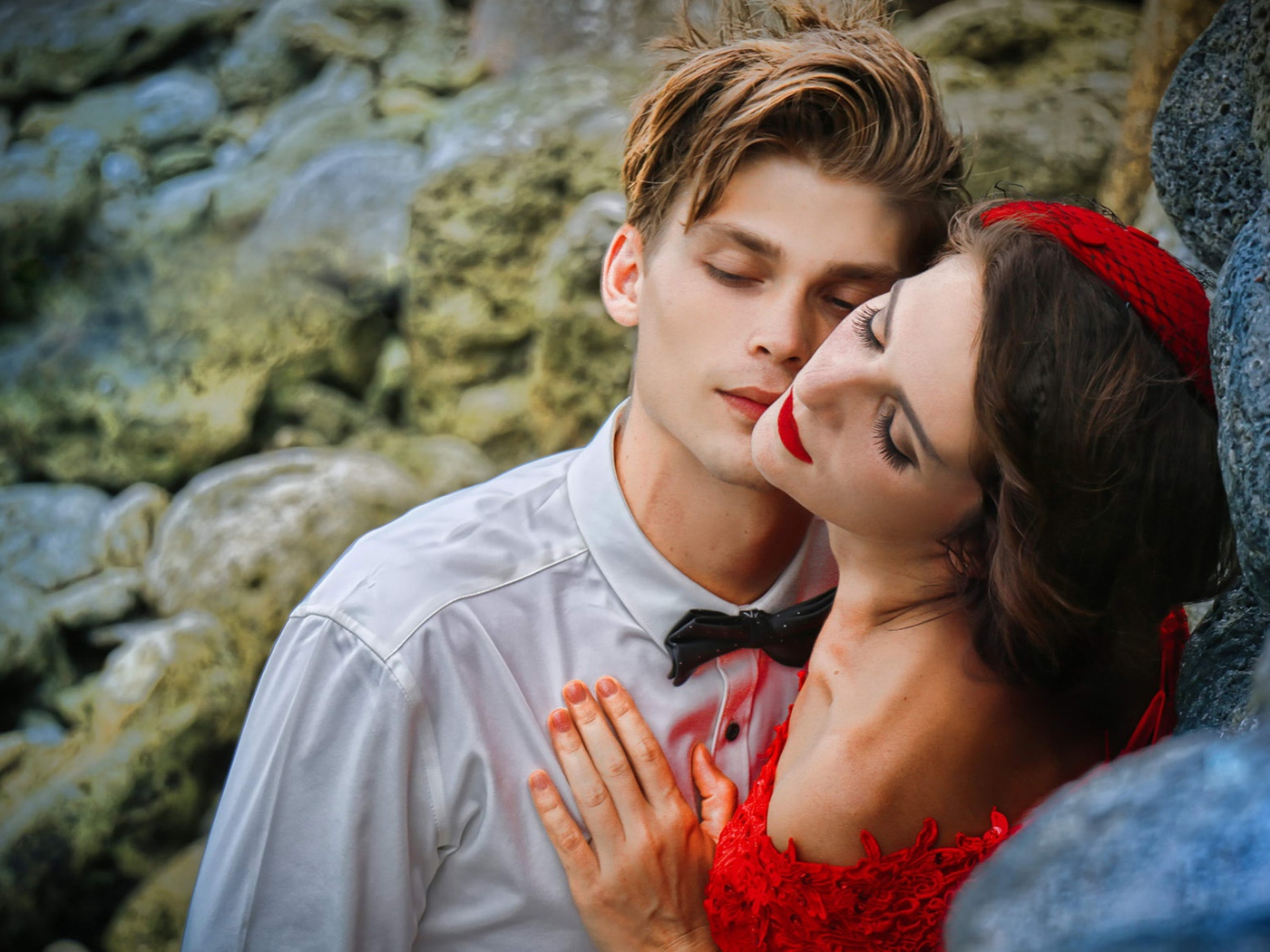 Красивая влюбленная пара стоит у камней