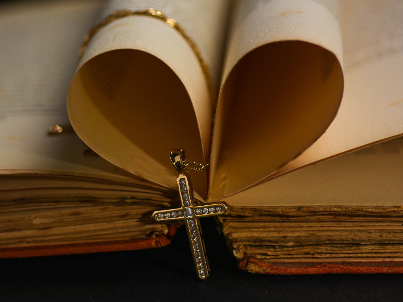 Сердце из страниц книги в золотым крестом на цепочке 