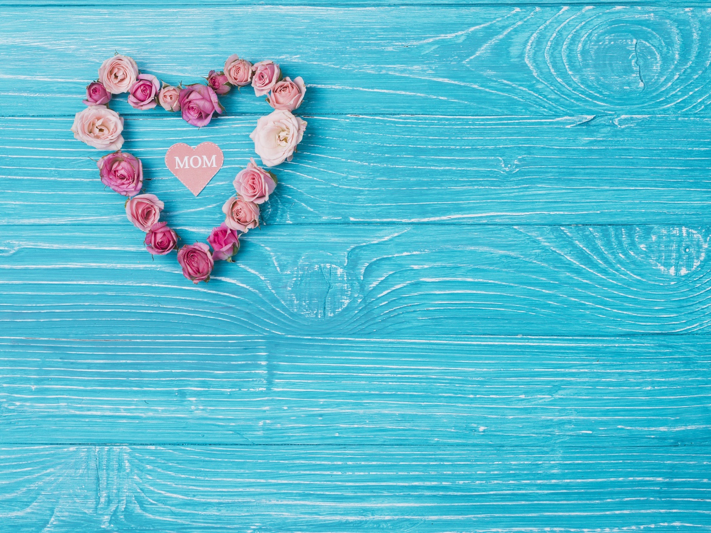 Сердце из цветом на голубом фоне для мамы