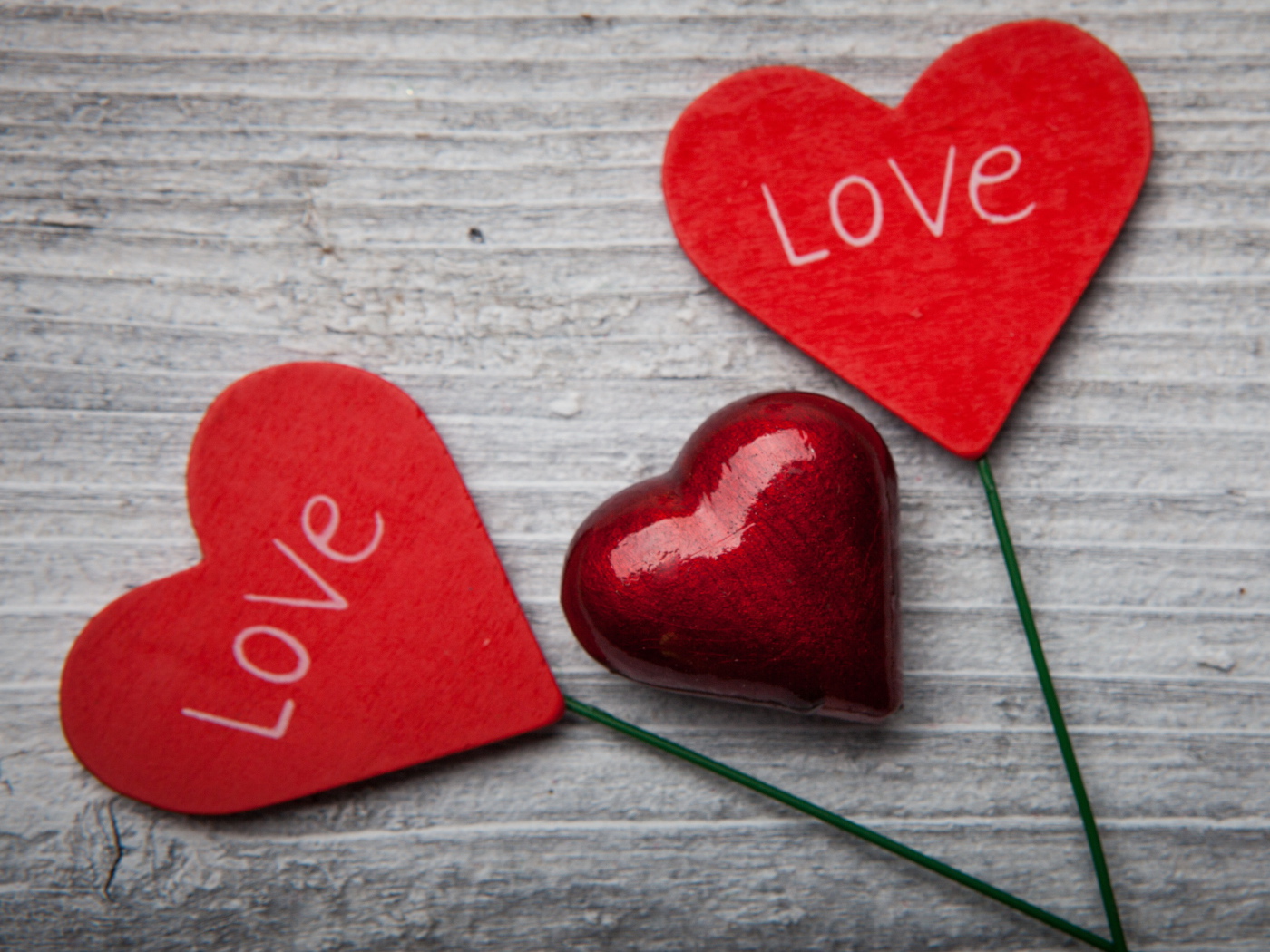 Красные сердечки на сером столе 