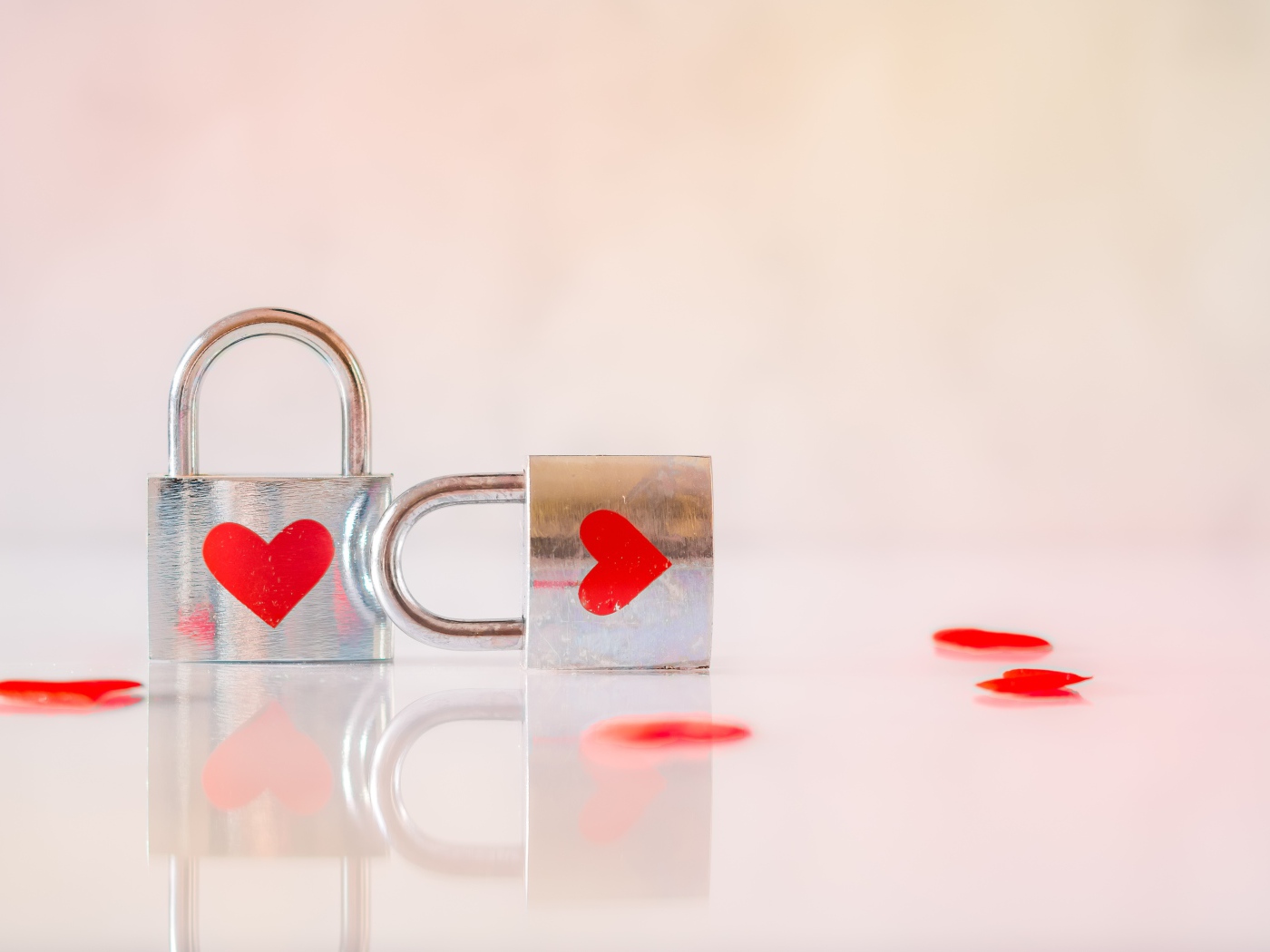 Два замка для влюбленных с красными сердечками