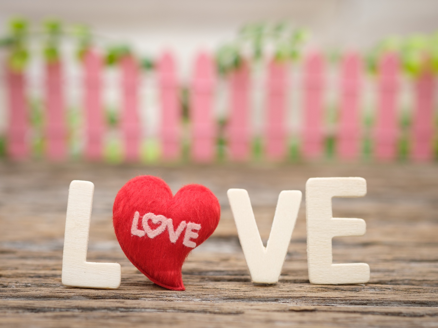 Белые буквы LOVE с красным сердечком