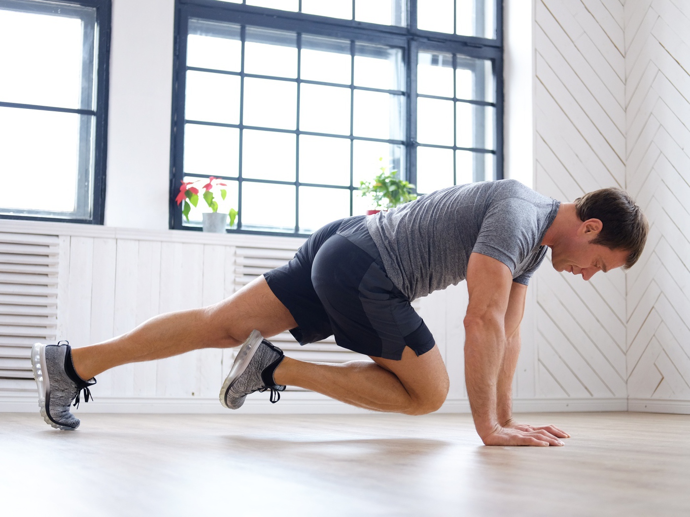 Спортивный мужчина делает упражнения в спортзале 