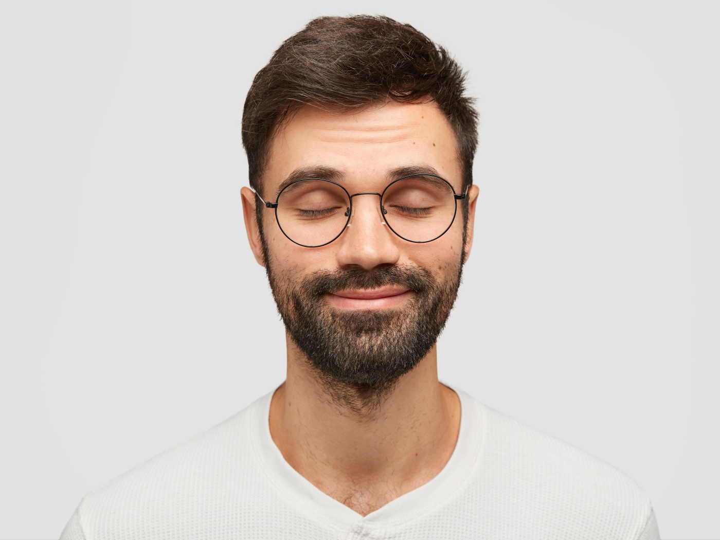 Бородатый мужчина с очками на лице 