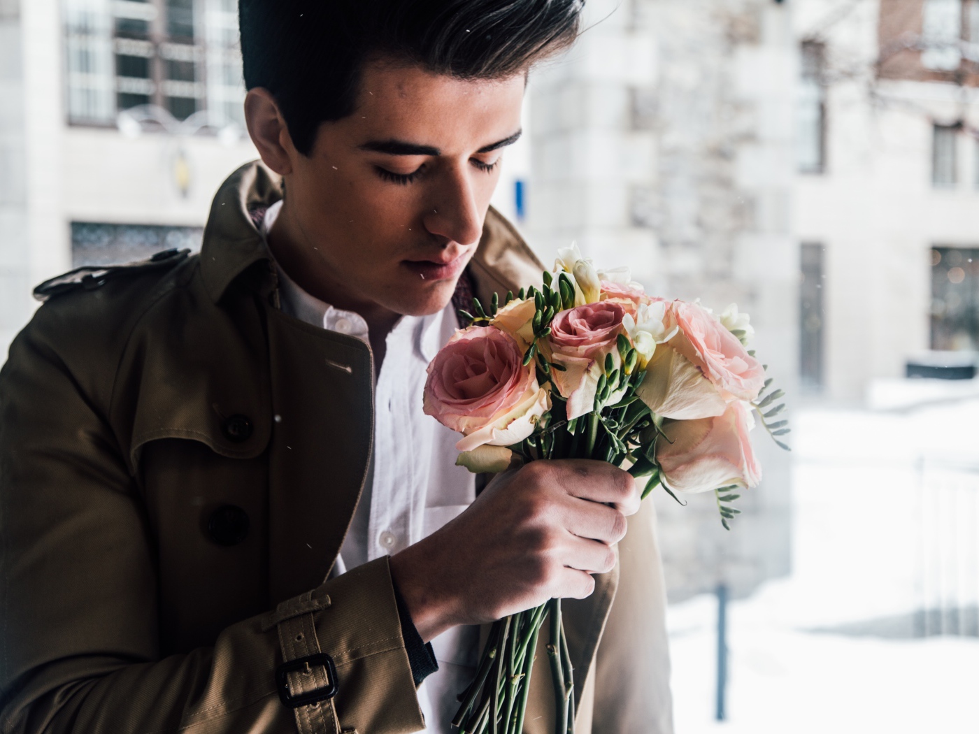 Красивый мужчина с букетом роз в руке