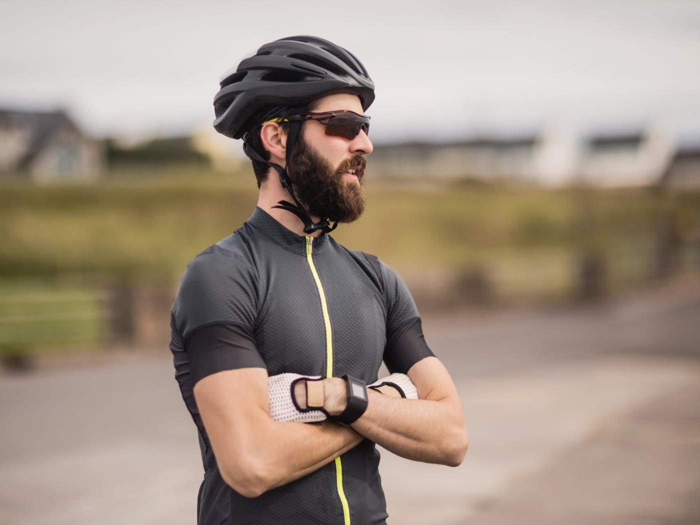 Мужчина велосипедист в черном шлеме 