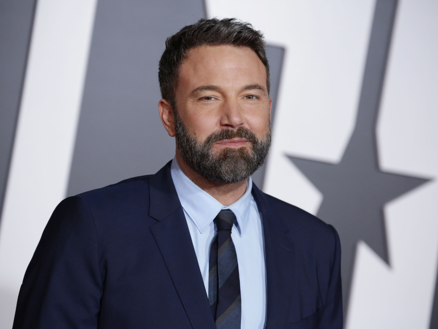 Актер Бен Аффлек с бородой в костюме