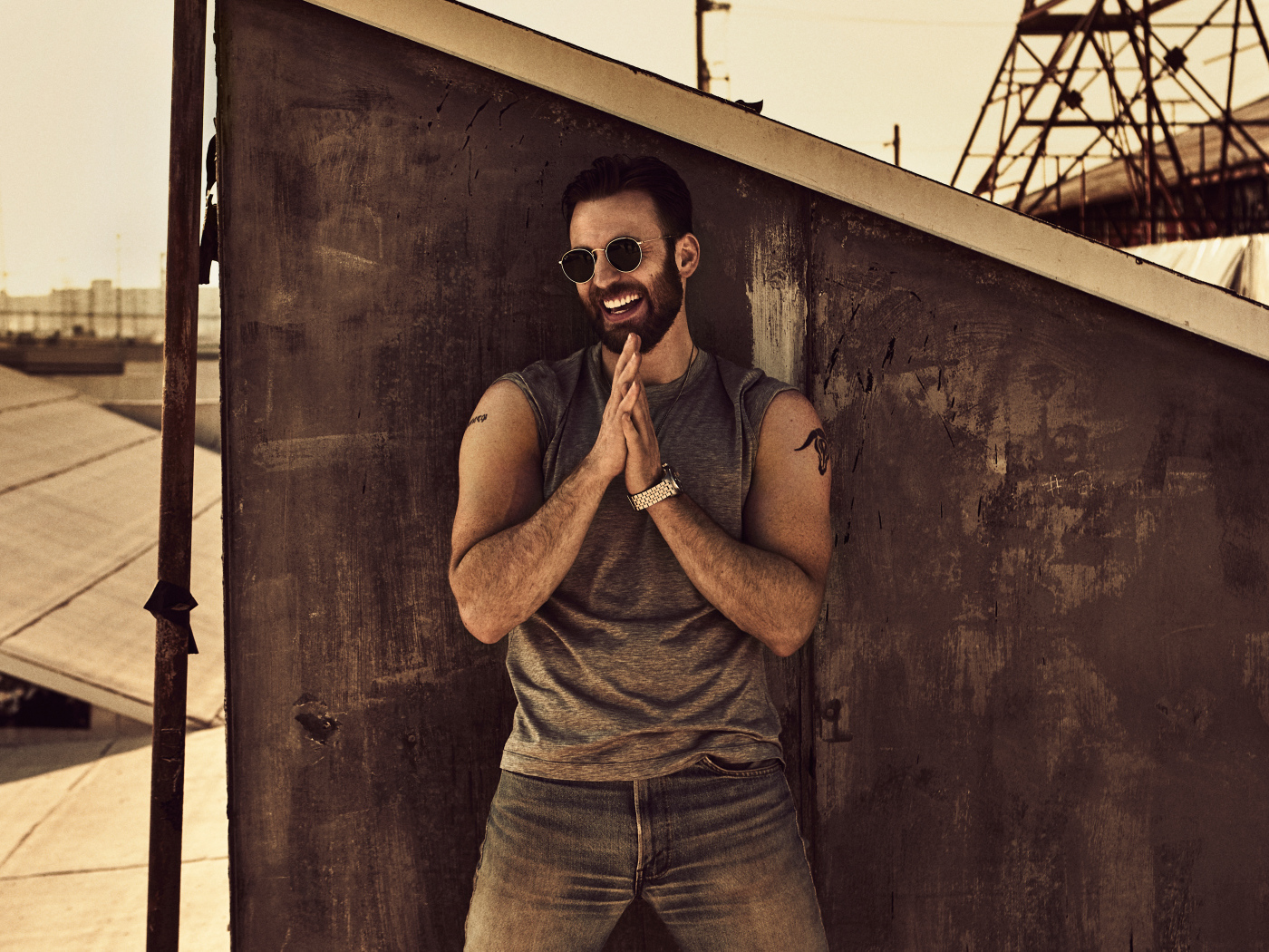 Американский актер Крис Эванс в солнечных очках