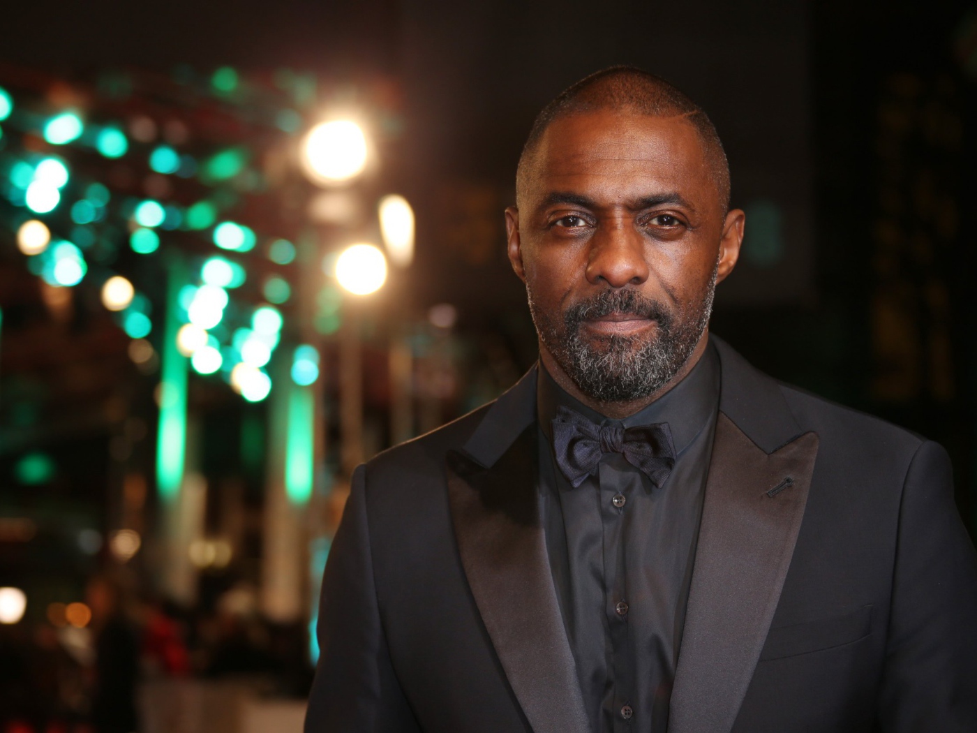 Британский актер Идрис Эльба  в костюме