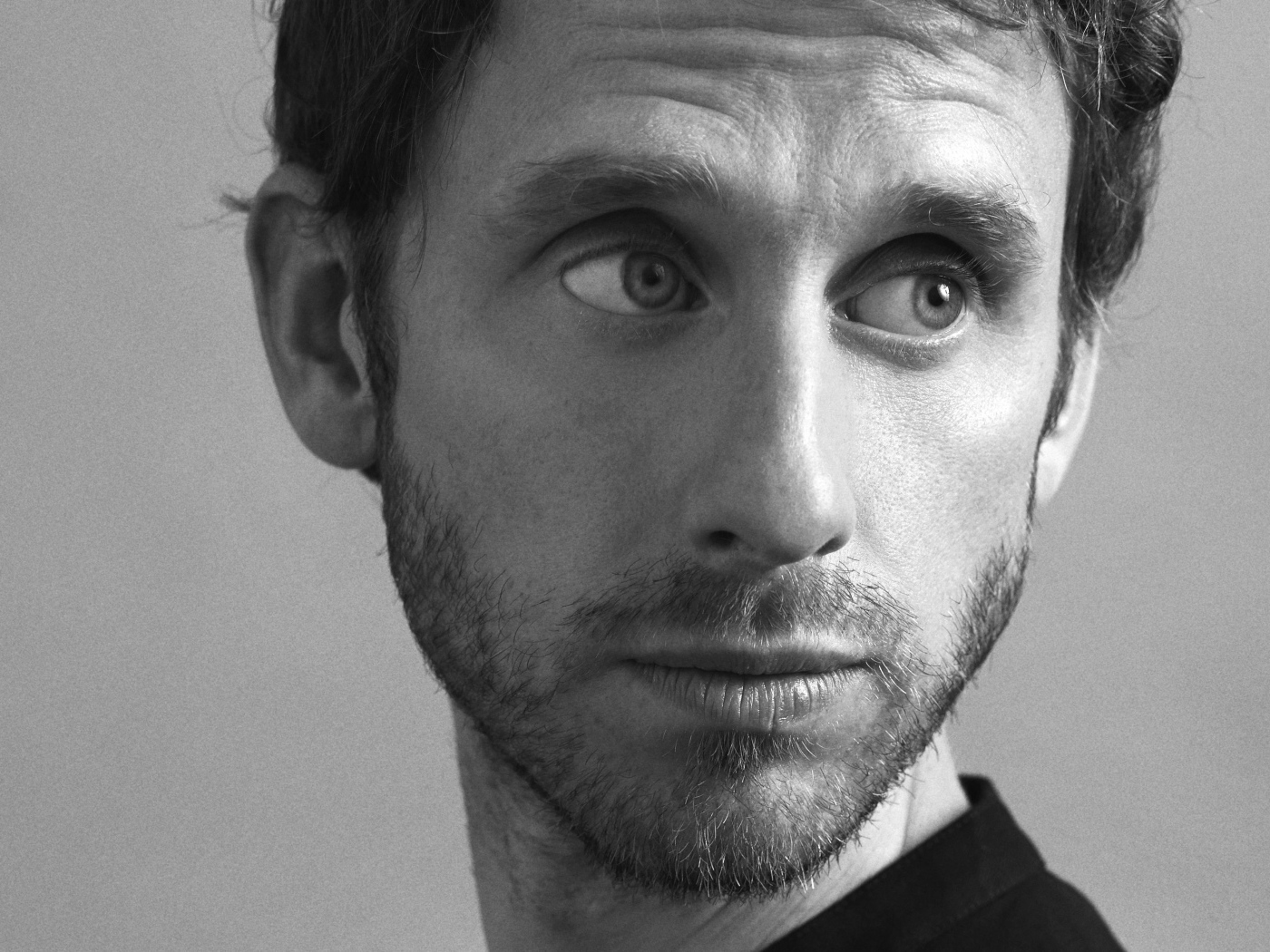 Британский актер Роберт Эммс лицо крупным планом