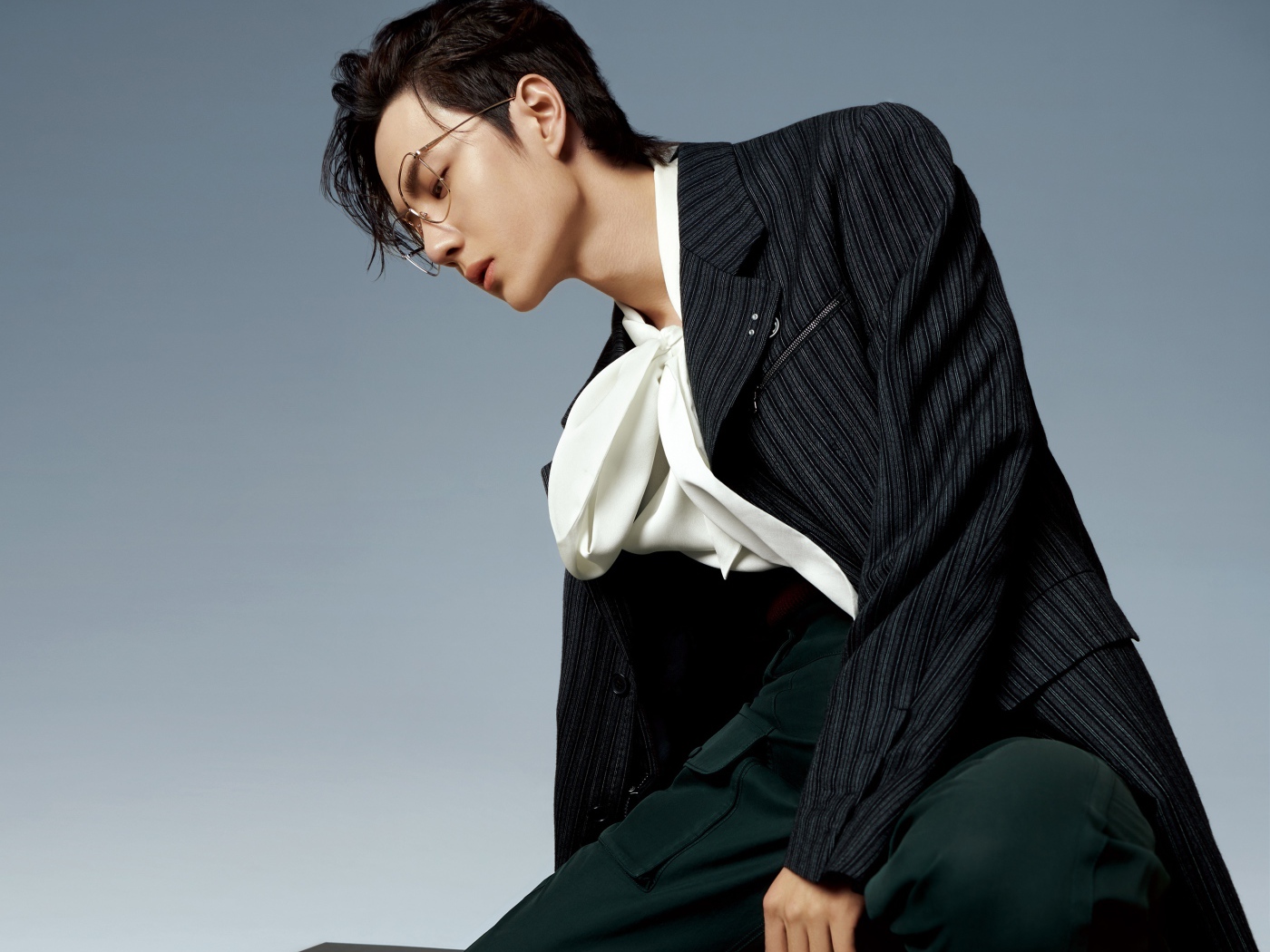 Китайский актер Ван Ибо на голубом фоне