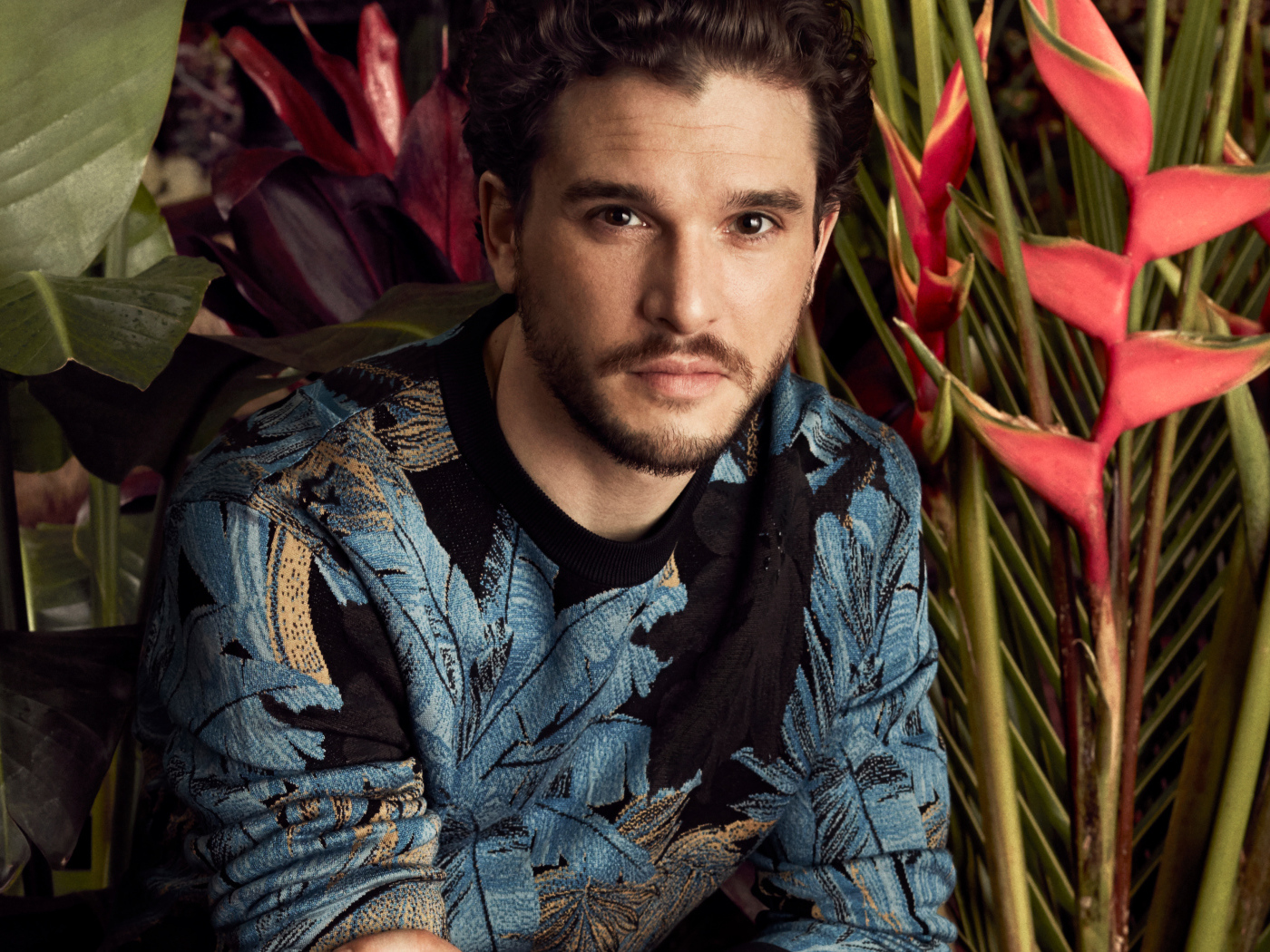 Английский актер Кит Хэрингтон на фоне цветов