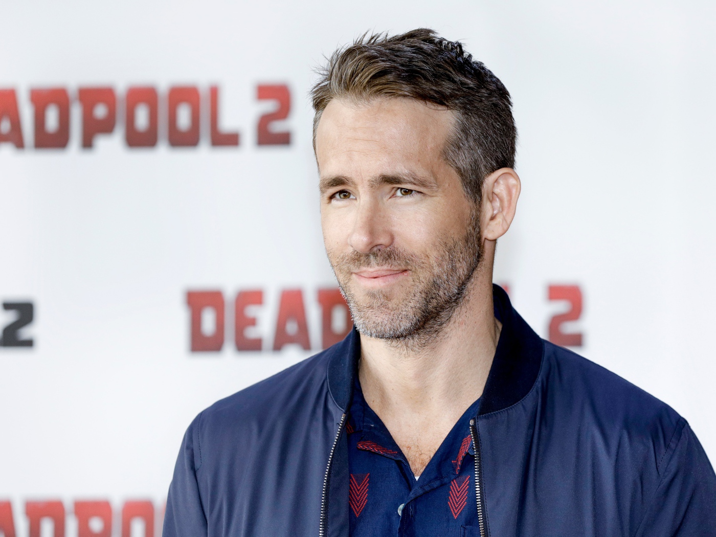 Красивый актер Райан Рейнольдс в куртке