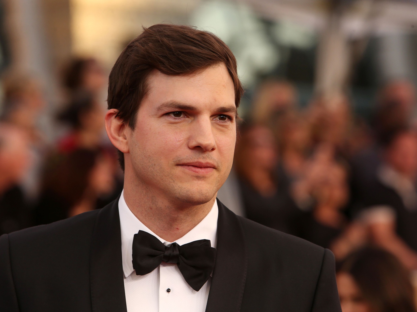 Красивый стильный мужчина, актер Эштон Кутчер в костюме