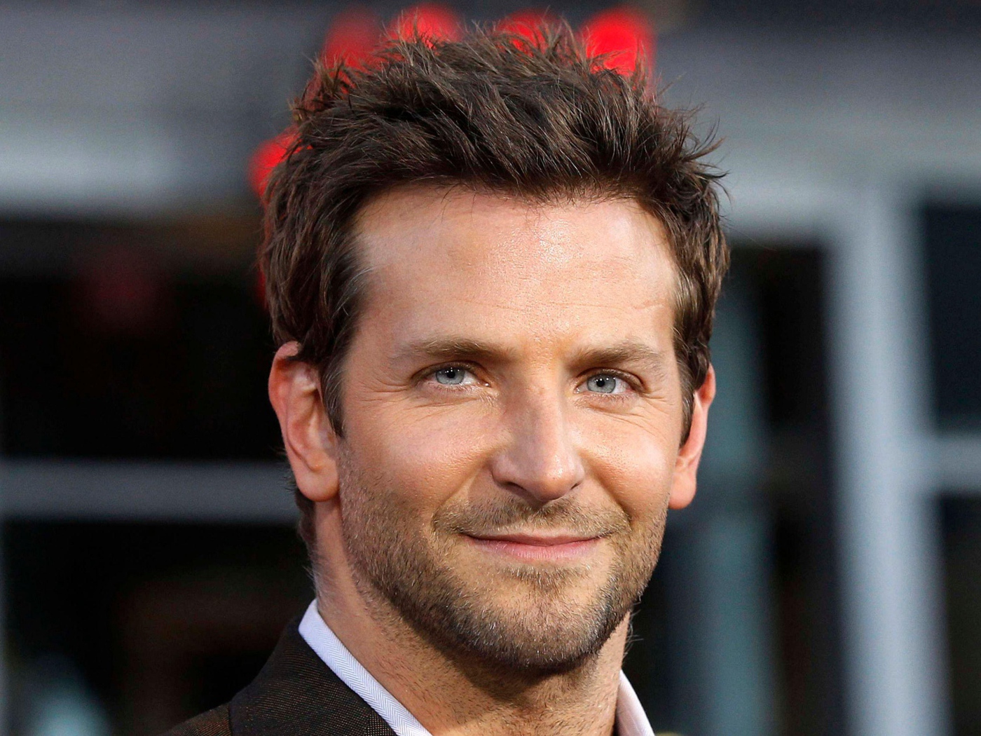 Популярный актер Брэдли Купер крупным планом