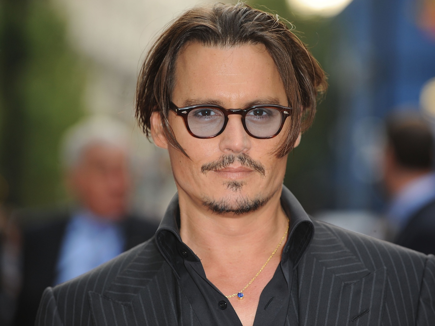 Популярный актер Джонни Депп в очках и пиджаке