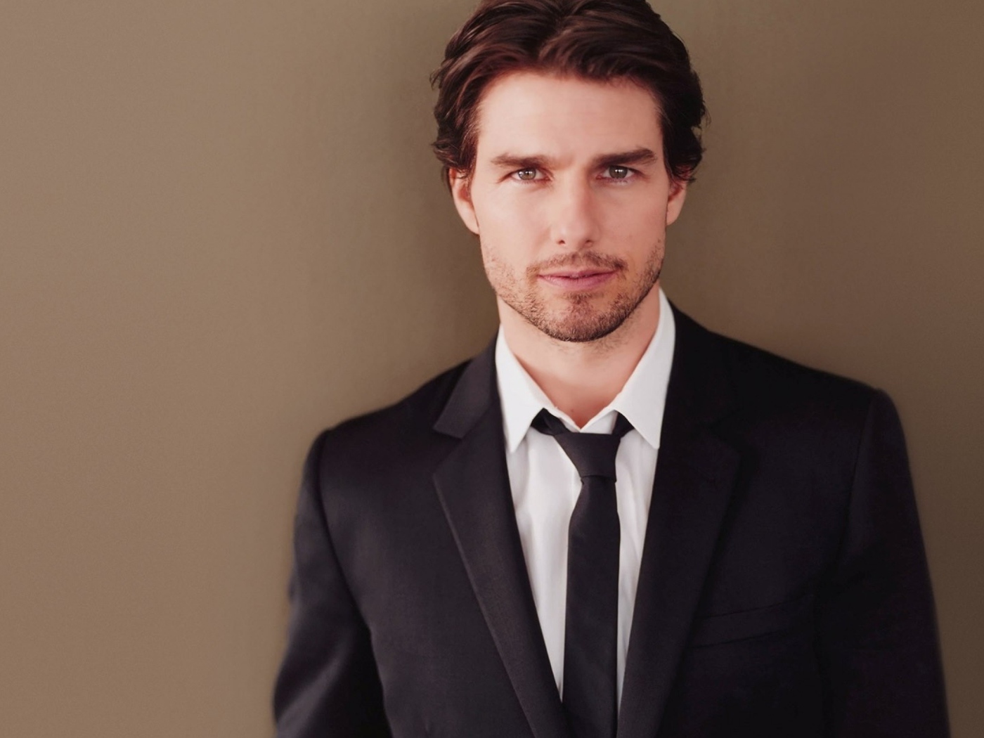 Популярный актер Том Круз в костюме на коричневом фоне