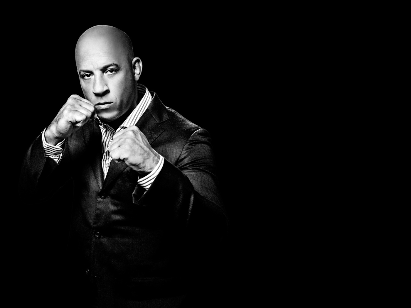Популярный актер Вин Дизель в костюме на черном фоне
