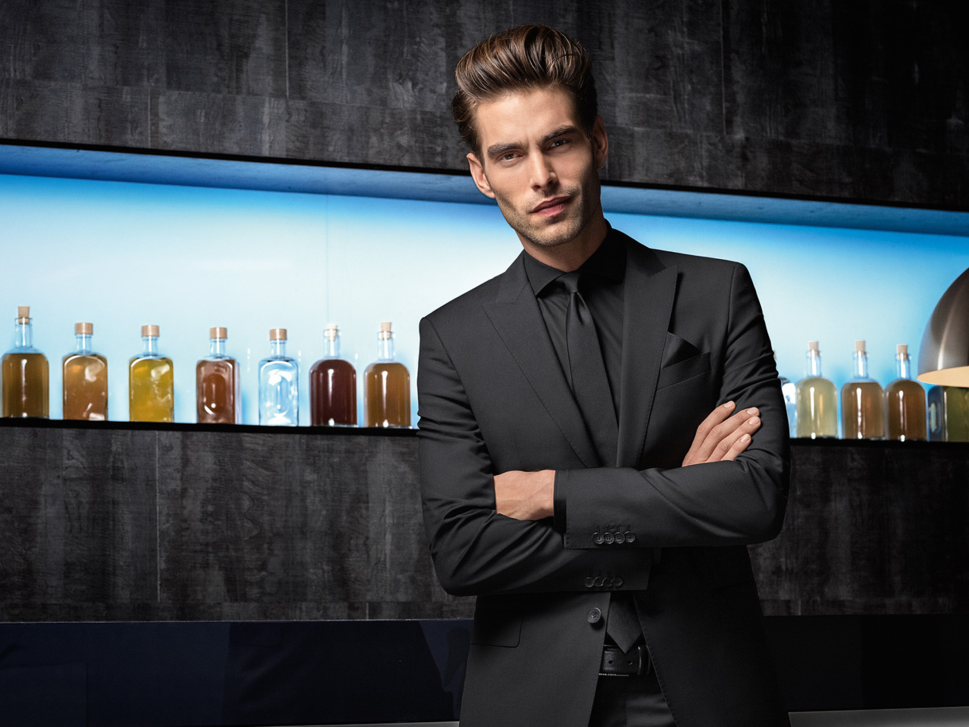 Стильный мужчина, актер Джон Кортахарена в костюме