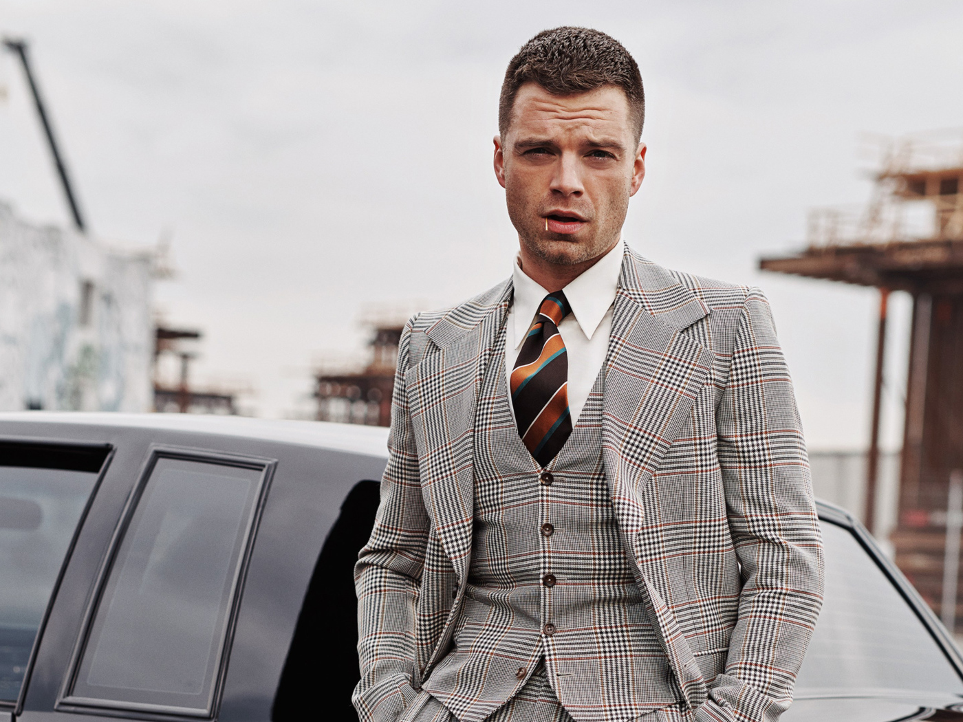 Стильный мужчина, актер Себастиан Стэн в костюме
